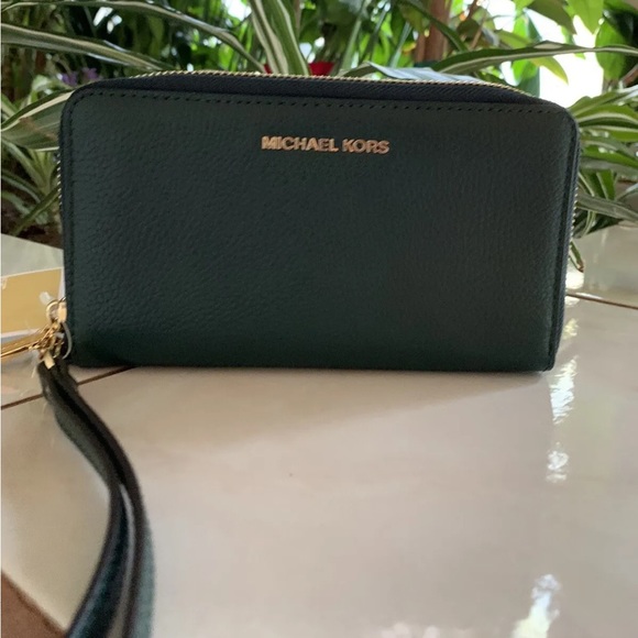 MICHAEL KORS JET SET LARGE FLAT GREEN LEATHER WALLET/WRISTLET PHONE CASE NEW TAG - Picture 2 of 12